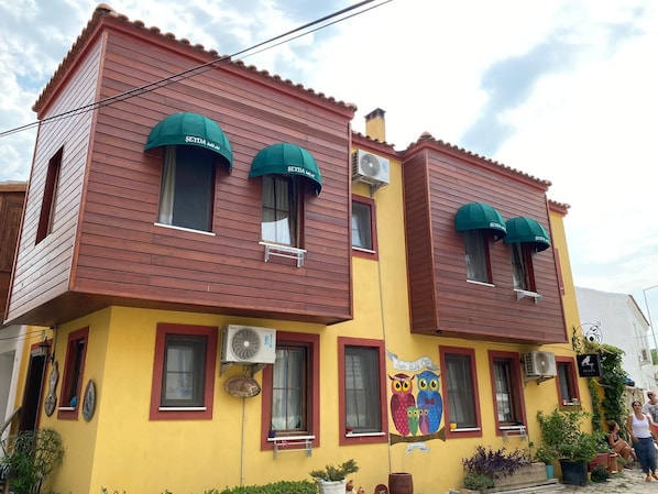 Vista frontal de la propiedad