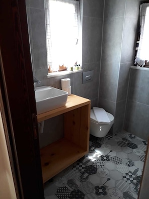 Habitación doble Confort | Baño | Regadera, amenidades de baño gratuitas, secadora de cabello, pantuflas