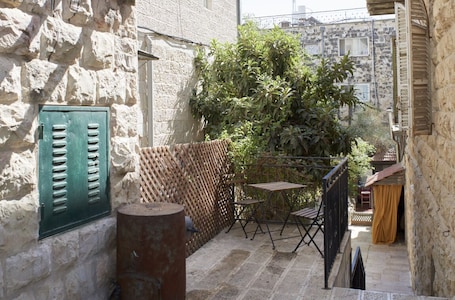 Outdoor dining. Jerusalem Boutique holiday home in Katamon
