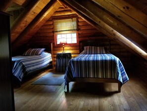 3 bedrooms, WiFi, bed sheets - Shenandoah River = Less Stress (Luray)