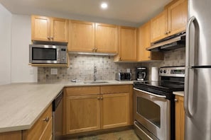 Jääkaappi, mikroaaltouuni, uuni, liesi