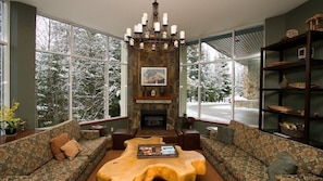 Televisio, takka, työhuone