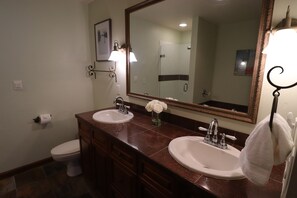 Secador de pelo, piso con calefacción en el baño, toallas, jabón