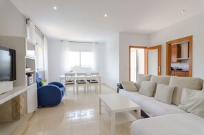 Una televisión, una chimenea, un reproductor de DVD