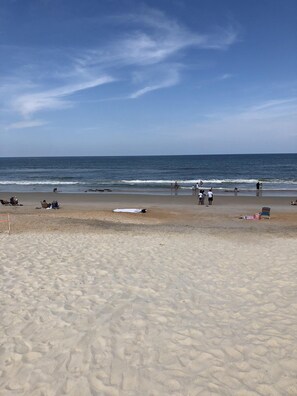Una playa cerca, sillas reclinables de playa, sombrillas