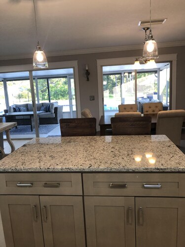 MODERN/HEATED SALTWATER POOL/CLOSE TO BEACH/PET FRIENDLY/FENCED YARD