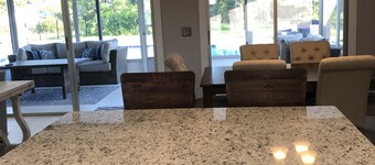 MODERN * UPPVARMAD POOL * STÄNG TILL STRAND * PET-VÄNLIG * STÄNGD GARD