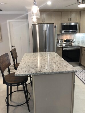 Geladeira, micro-ondas, fogão, cooktop