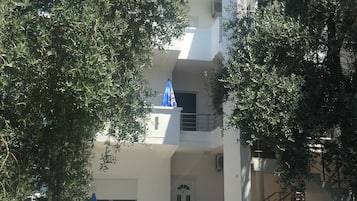 Vista frontal de la propiedad