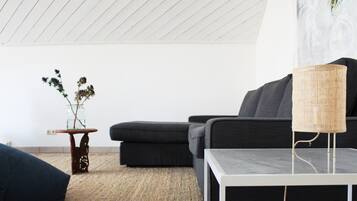 TV connectée, lecteur de DVD, table de tennis de table