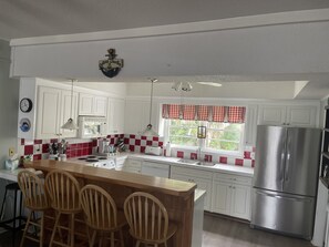 Fridge, microwave, oven, stovetop - SPECTACULAR BEACH/OCEANVIEWS!!! PRIME LOCATION ON PALMETTO BLVD (Edisto Island)