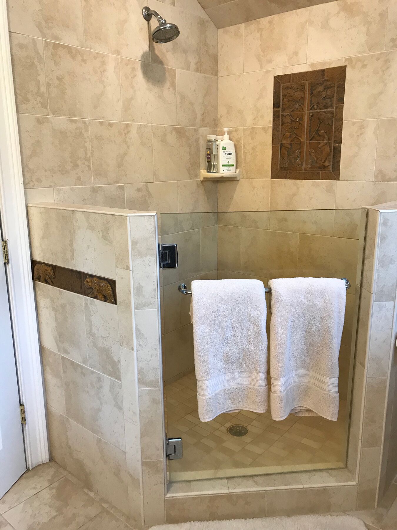 Douche, sèche-cheveux, serviettes fournies, savon