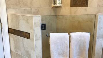Douche, sèche-cheveux, serviettes fournies, savon