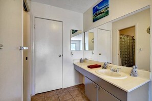 Combined shower/bathtub, hair dryer, towels, shampoo