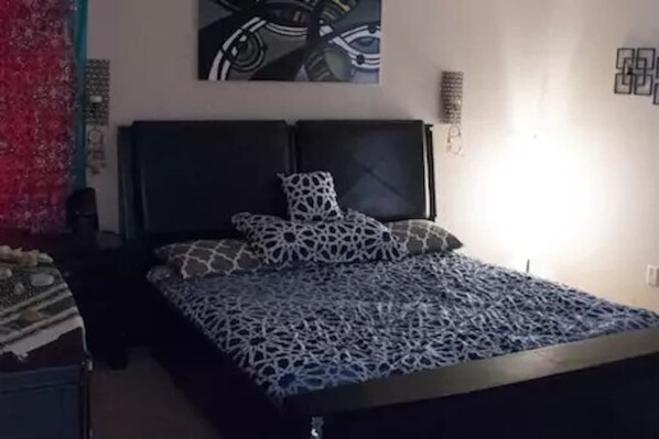 6 bedrooms, iron/ironing board, WiFi, bed sheets