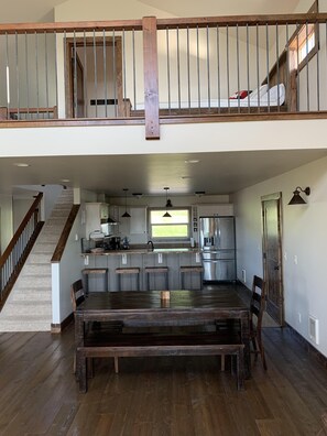 ثلاجة/مجمد بحجم كبير، ميكروويف، فرن، موقد طهي مسطح