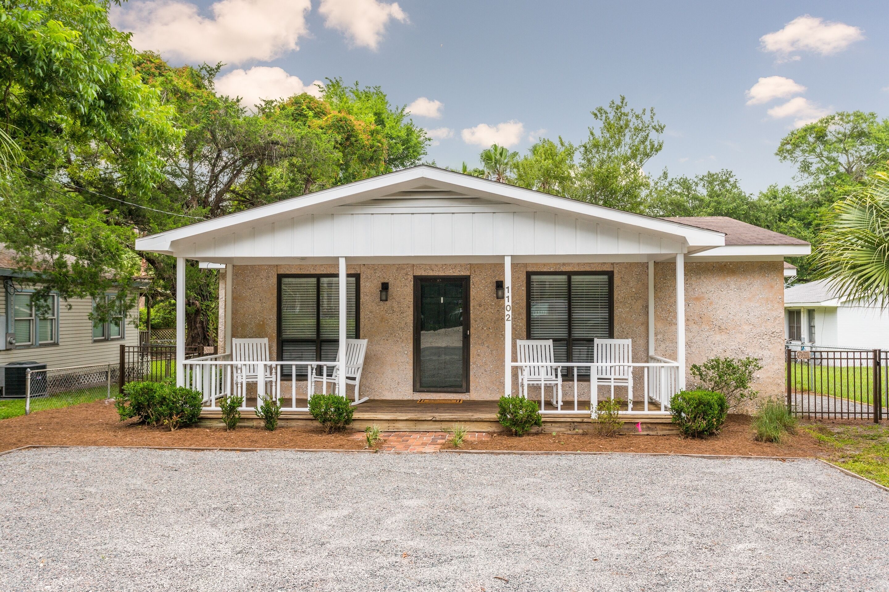 Slack Tide Cottage - Best 2 bed/1 bath Pup-friendly Cottage with fenced yard!