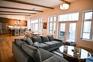 Smart-TV, Kamin, Videospiele, DVD-Player