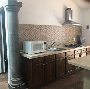 Frigorífico, microondas, placa de cocina y cafetera o tetera
