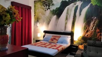 Escritorio, tabla de planchar con plancha, wifi gratis y ropa de cama