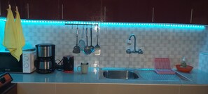 Fridge, microwave, stovetop, coffee/tea maker - PLEASANT FURNISHED STUDIO (Cocody)