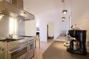 Fridge, microwave, oven, stovetop - Club Villamar - A beautiful modern villa with private pool and free Wi-Fi, with a view of the sea... (Lloret de Mar)