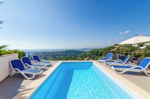 Pool - Club Villamar - A beautiful modern villa with private pool and free Wi-Fi, with a view of the sea... (Lloret de Mar)