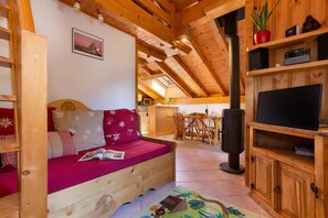 Televisión de pantalla plana, chimenea y estéreo 