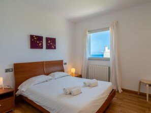 3 bedrooms, iron/ironing board, WiFi