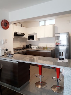 Refrigerador, microondas, horno, placa de cocina