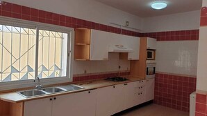 Departamento, 3 habitaciones | Cocina privada | Refrigerador con congelador, microondas, horno y parrilla de estufa