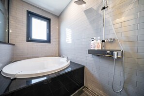 Suite | Deep-soaking bathtub