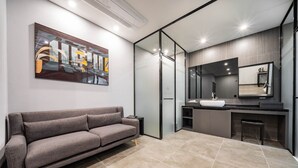 Un baño moderno con un espejo grande, un lavamanos y un inodoro.