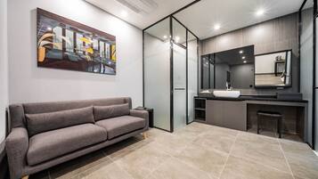 Suite | Premium bedding, blackout drapes, soundproofing, free WiFi