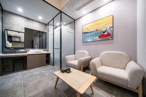 Suite | Literie de qualité supérieure, rideaux occultants, chambres insonorisées