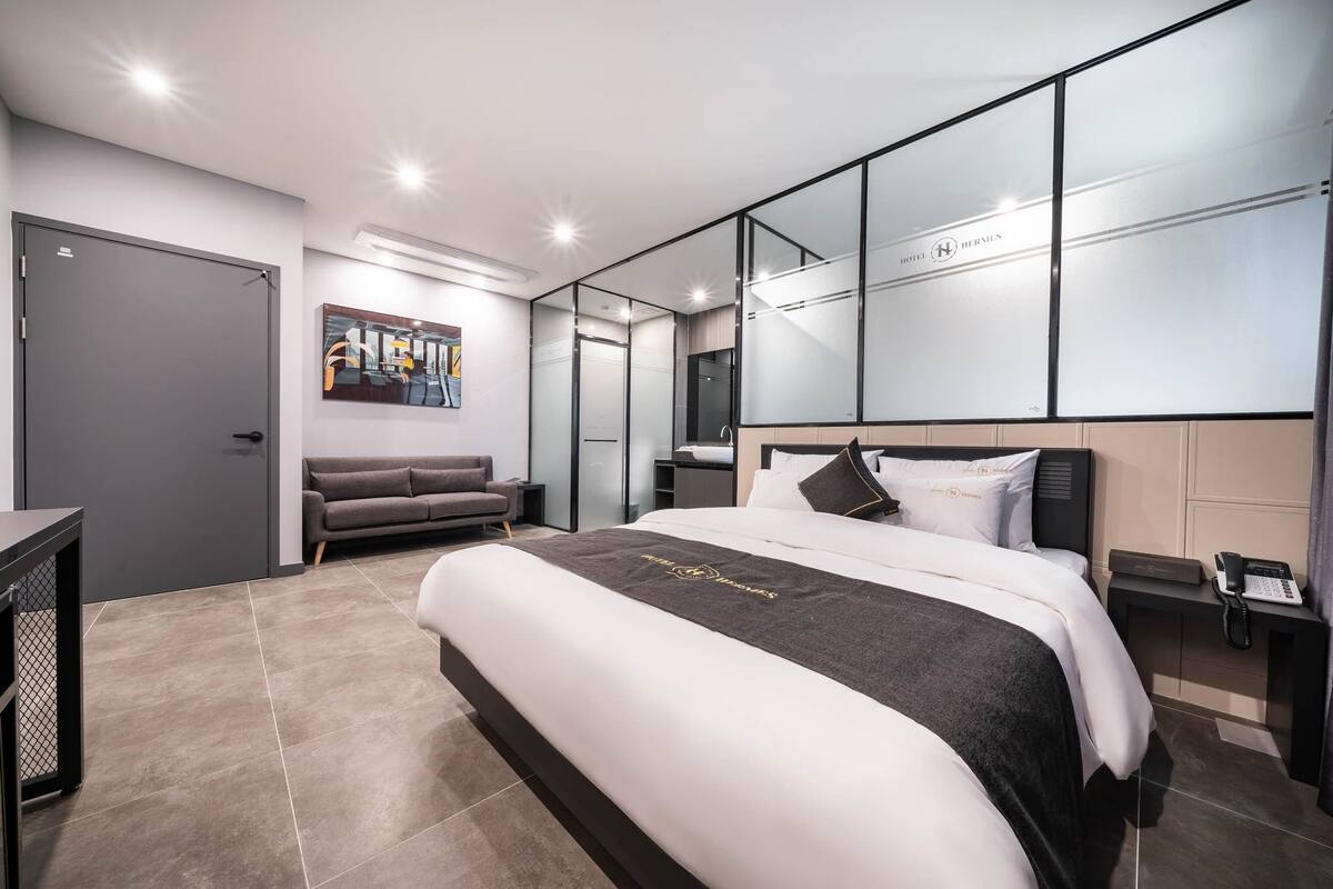 Suite | Living area | Flat-screen TV