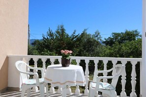 Outdoor dining - Apartment Mihalić (10070-A1) (Silo - island Krk)