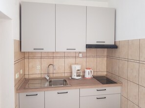 Fridge, stovetop, coffee/tea maker, cookware/dishes/utensils - Apartments Mihalić (10070-A1) - Silo - island Krk (Silo - island Krk)