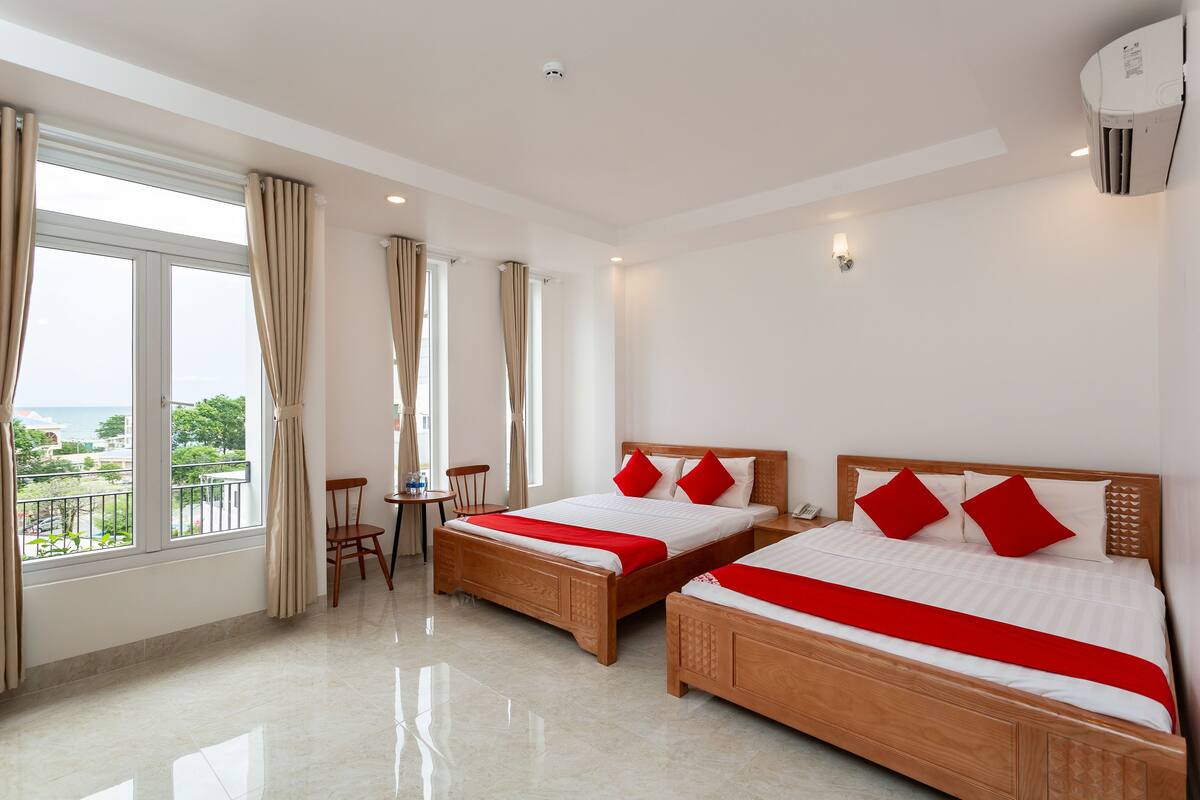 Desk, rollaway beds (surcharge), WiFi (free)