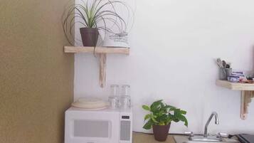 Basic Room | Private kitchen | Fridge, microwave, stovetop, coffee/tea maker