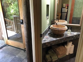 Doppelzimmer | Badezimmer | Dusche, Haartrockner, Handtücher, Seife