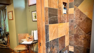 Studio suite, uitzicht op tuin | Dineren in de kamer