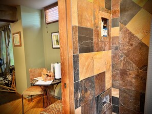 Studiosuite, Gartenblick | Essbereich im Zimmer