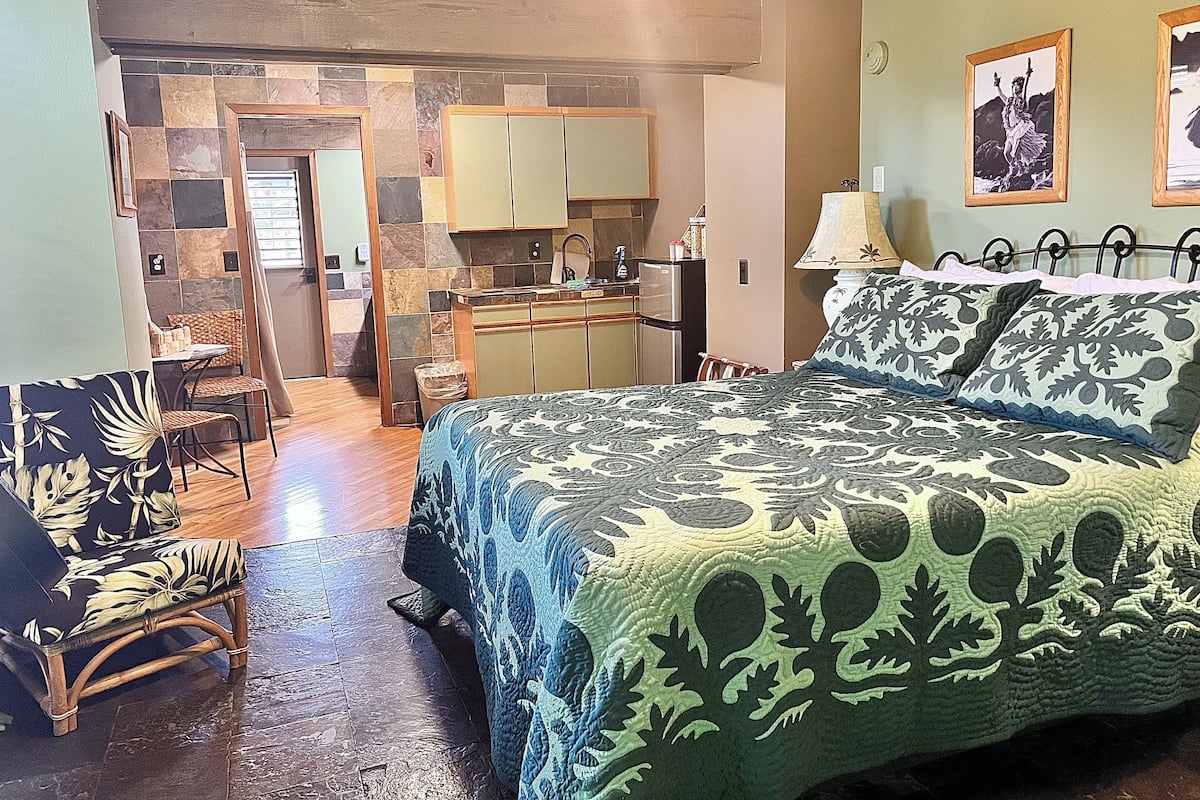 Studio Suite, Garden View | 1 bedroom, iron/ironing board, free WiFi, bed sheets