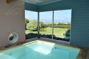 Alberca techada y alberca climatizada