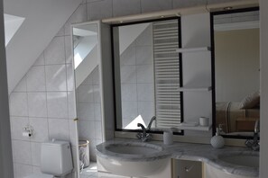 Tina, secadora de cabello, toallas, jabón