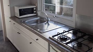 Réfrigérateur, micro-ondes, plaque de cuisson, cafetiÚre/bouilloire