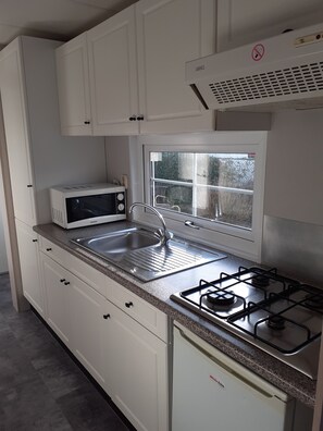 Réfrigérateur, micro-ondes, plaque de cuisson, cafetière/bouilloire