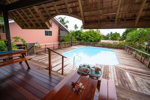 2 piscinas externas, funciona das 9h às 20h, espreguiçadeiras