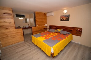 Select Comfort beds, minibar, individually decorated - Bora Bora Holiday's Lodge and Villa (Bora Bora)